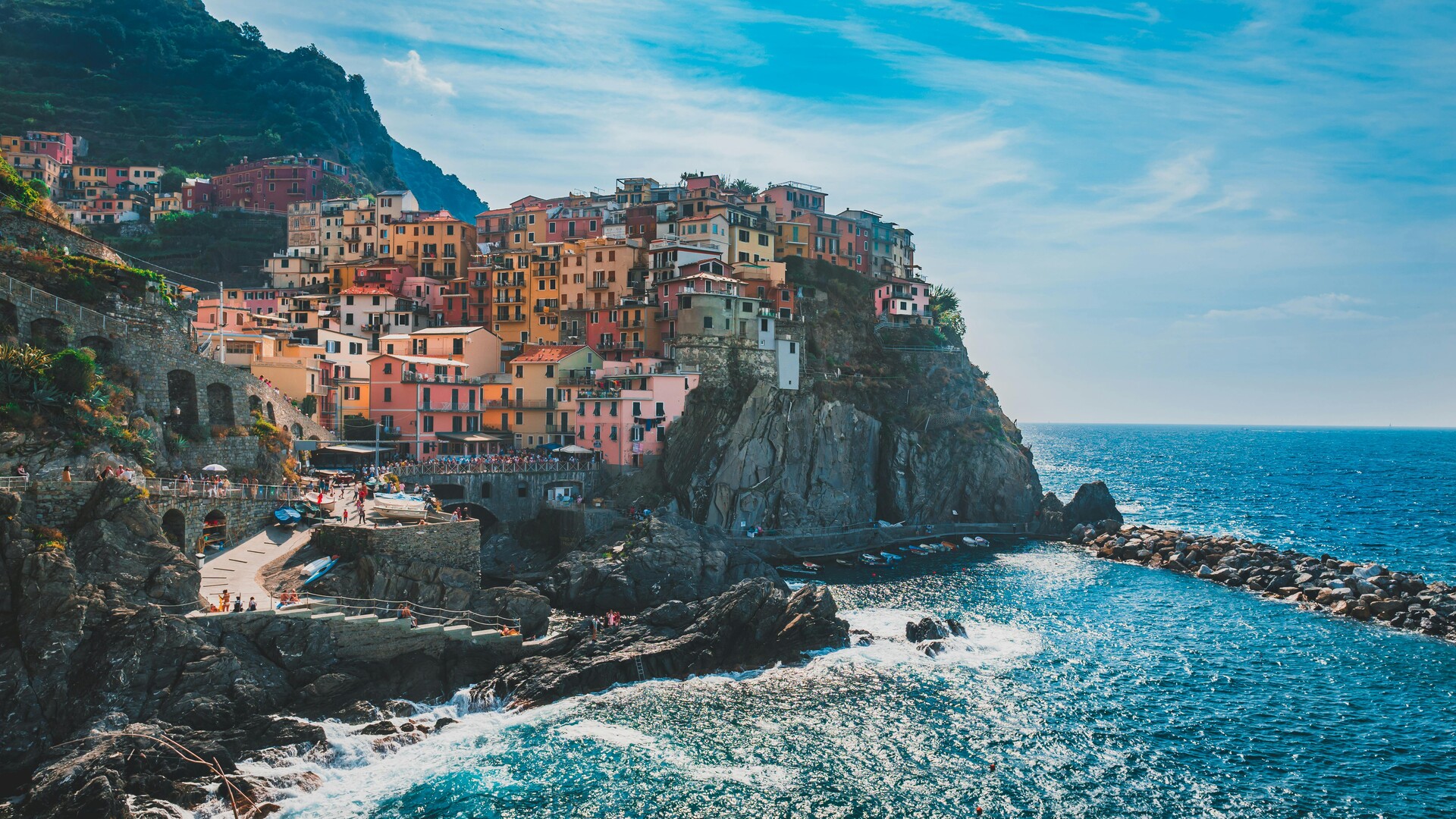 Malerische italienische Küste mit bunten Häusern